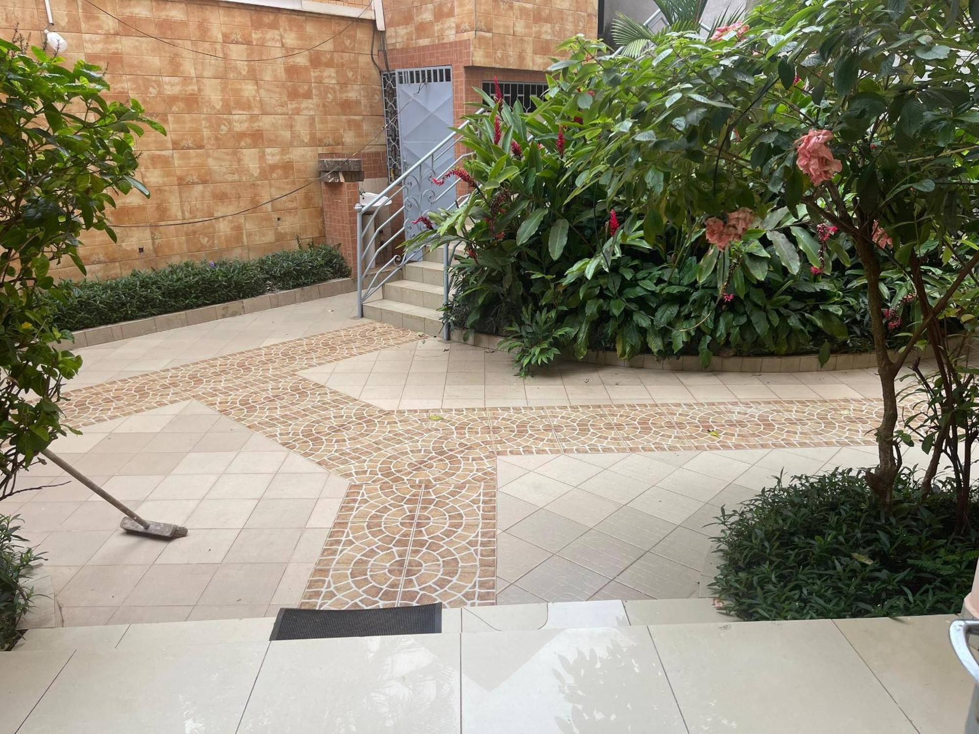 途搭利亚公寓 Yaoundé 外观 照片